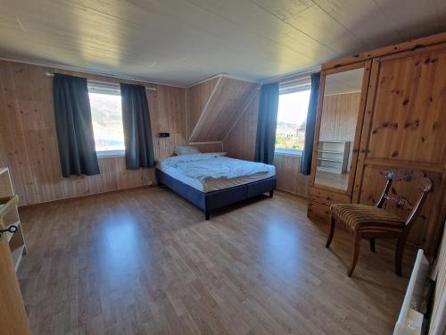Etnesjøen的住宿－Madsgård，一间卧室配有一张床和一把椅子