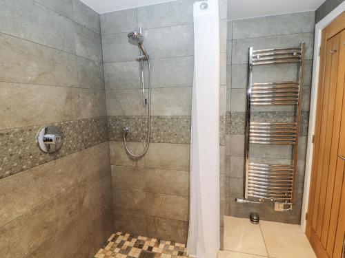 W łazience znajduje się prysznic ze szklanymi drzwiami. w obiekcie Cherry Croft w mieście Wigton