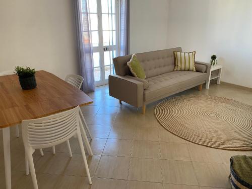 uma sala de estar com um sofá e uma mesa em Alvor Apartments - Center and Beach em Alvor