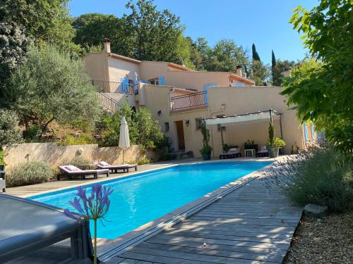 een villa met een zwembad en een huis bij La Suite, Les Hautes Roches in Collobrières