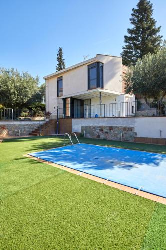 a house with a swimming pool in the yard at La Caseta del Fai in Riells del Fay