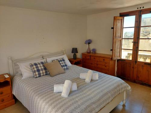 1 dormitorio con 1 cama con toallas en Razzett Warda B&B, en Għasri