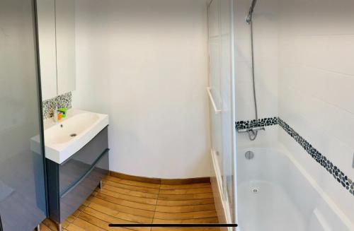 une salle de bain avec un lavabo, une baignoire et une douche dans l'établissement Maison au calme au cœur du village de Mazargues - 7 personnes - Piscine, à Marseille