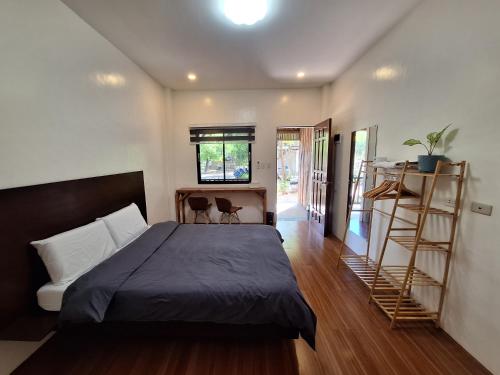 Un dormitorio con una cama y una escalera. en Basilia Guest House, en Bantayan Island