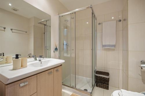 W łazience znajduje się umywalka i prysznic. w obiekcie Canico City Center by Zest and Guest w mieście Santa Cruz