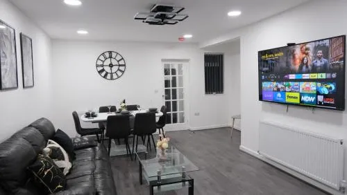 ETIHCITY - 3 Bedroom Semi - Free Parking near Etihad Stadium, Tourist attractions, Manchester City Centre, Transport and Motorway Links next to McDonald's - Sky n Netflix photo 1