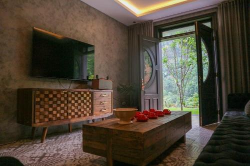 salon z telewizorem i stolikiem kawowym w obiekcie Ann's Villa Hill Hoa Binh City w mieście Hòa Bình