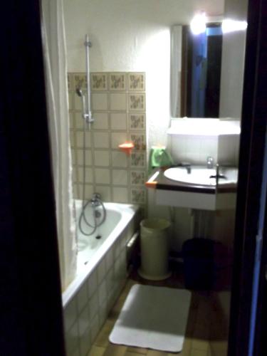 une salle de bain avec une baignoire et un lavabo et une baignoire dans l'établissement Maison charmante à Porticcio avec vue sur la mer et piscine, à Porticcio