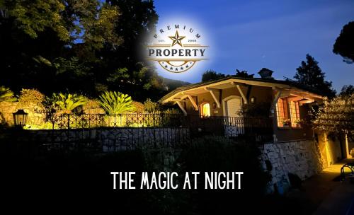 una vista notturna di una casa con la magia di notte di Magic CHALET near COMO lake, private parking, total privacy I Villa dei Leoni a Morbio Inferiore