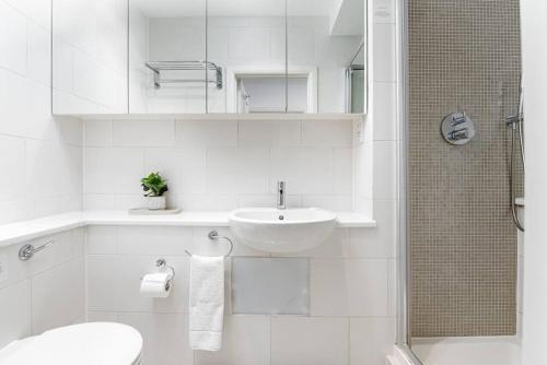 倫敦的住宿－Chic Apartment - Fabulous central location in Zone 1，白色的浴室设有水槽和卫生间。