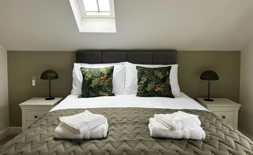ein Schlafzimmer mit einem großen weißen Bett mit zwei Kissen in der Unterkunft Linwood in Lincoln