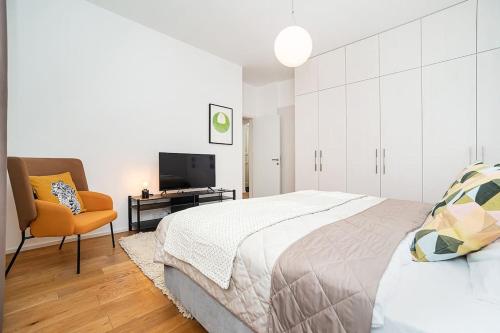 Un pat sau paturi într-o cameră la Stylish 2-bedroom with Balcony