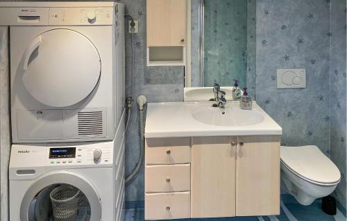 Bilik mandi di 4 Bedroom Awesome Home In Nedre Vats