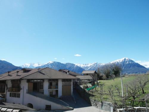 a house with a skate ramp in front of a mountain at Gästezimmer Casa Lundo 52 in Comano