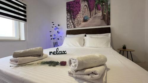 um quarto com uma cama com toalhas em Zigana Apartments em Mostar