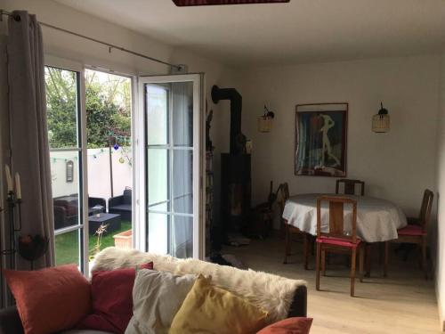 un salon avec un canapé et une table dans l'établissement Maison et jardin entre Paris et Disney. Idéal JO, à Rosny-sous-Bois