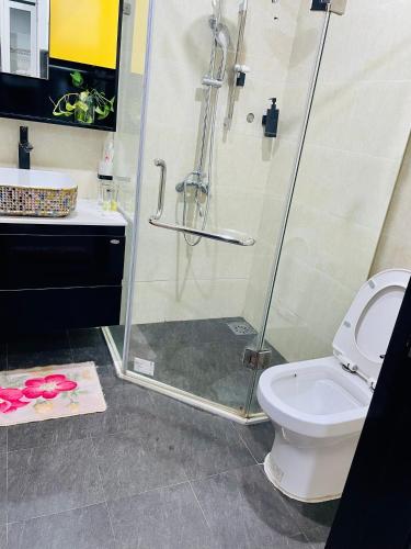 y baño con ducha y aseo. en Vinhomes Green Bay G30332, en Hanói
