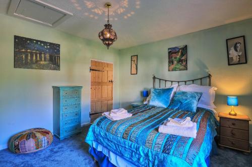 um quarto com uma cama, uma cómoda e um candeeiro em Finest Retreats - Bracken em Dormans Land