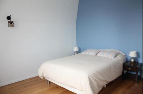 1 dormitorio con 1 cama blanca y 2 mesitas de noche en 2 Chambres doubles en centre-ville du Mans, en Le Mans