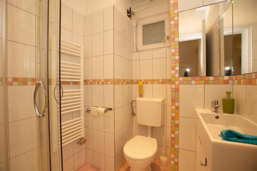een witte badkamer met een toilet en een wastafel bij Kahwa Central Apartments in Boedapest