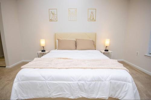 ein Schlafzimmer mit einem großen weißen Bett mit zwei Lampen in der Unterkunft Perfect Stay! 1 BR mins to DC in Arlington