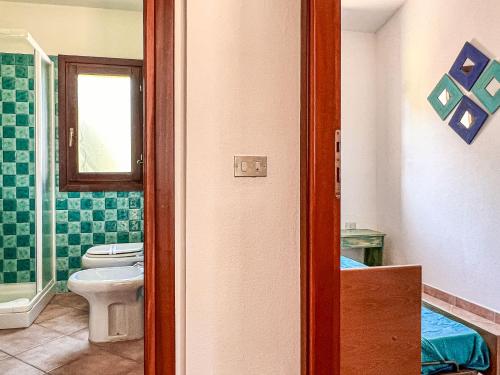 ein Bad mit einem WC, einem Waschbecken und einem Fenster in der Unterkunft Villetta Gaia in Conca Verde
