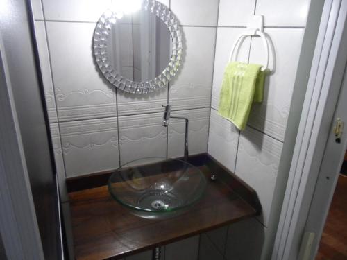 y baño con lavabo y espejo. en Austria Hostel & Pousada, en Blumenau