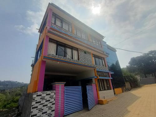 um edifício com portas coloridas no lado dele em SD Residency - Yercaud em Yercaud