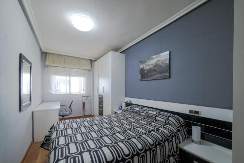 - une chambre avec un lit dans l'établissement El Soto Apartamento, à Zamora
