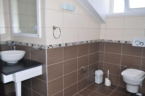 La salle de bains est pourvue de toilettes et d'un lavabo. dans l'établissement ese villa, à Fethiye