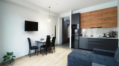 cocina y sala de estar con mesa y sillas en Lovely 1BR Apartment in Gudauri, en Gudauri