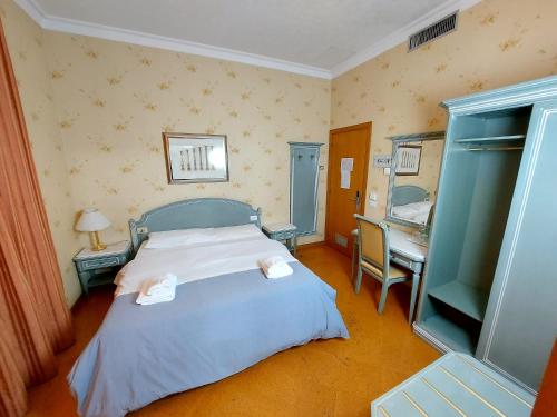 una camera da letto con un letto grande e una scrivania di Hotel Positano 2 a Roma