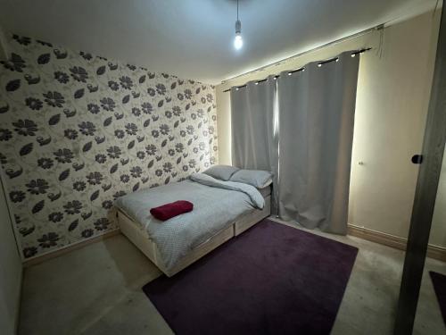 Cosy 1 bedroom flat… tesisinde bir odada yatak veya yataklar