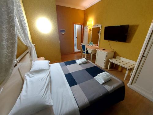 una camera d'albergo con un letto e una scrivania di Hotel Positano 2 a Roma