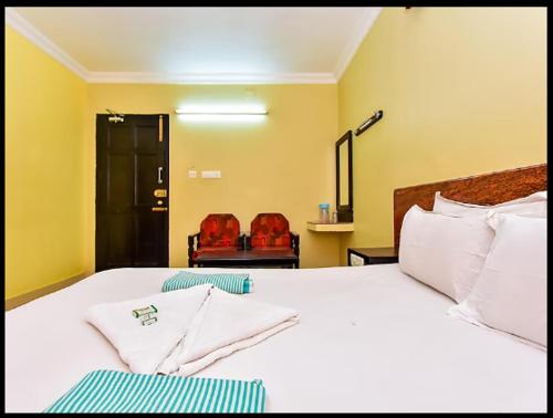 Postel nebo postele na pokoji v ubytování HOTEL SRIMANIYA