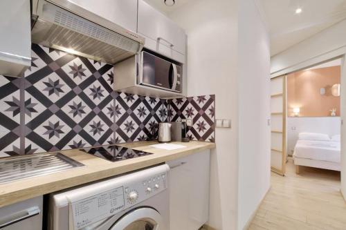 Il comprend une cuisine équipée d'une cuisinière et d'un lave-linge/sèche-linge. dans l'établissement 12 Trachel - T2 lumineux au coeur de Nice, à Nice