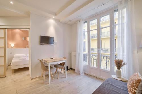 Cette chambre blanche dispose d'un bureau, d'un lit et d'une fenêtre. dans l'établissement 12 Trachel - T2 lumineux au coeur de Nice, à Nice