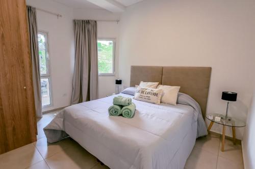 un dormitorio con una cama con dos animales de peluche en 659 Suites en San Juan
