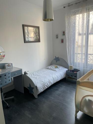 1 dormitorio con cama, escritorio y cama sidx sidx sidx sidx en Maison de ville, en Saint-Maurice