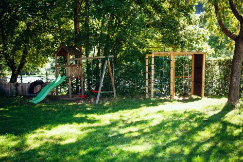 une aire de jeux avec un toboggan et une balançoire dans l'établissement Paradies Camp, à Kröv