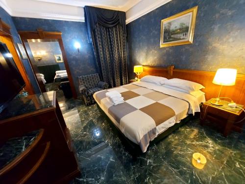 Habitación de hotel con cama y suelo de cristal en Hotel Positano 2 en Roma