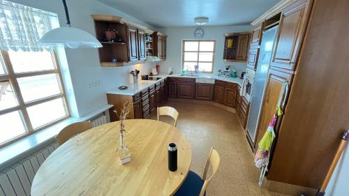 Una cocina o cocineta en The Guesthouse at Dynjandi Falls