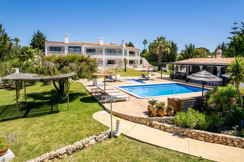 Výhled na bazén z ubytování Amazing Carvoeiro Villa - Villa Carvoeiro Grande - 16 Bedrooms - Private Pool and Great for Large Groups - Algarve nebo okolí