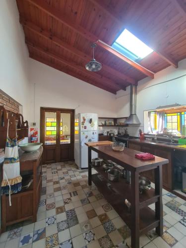 cocina grande con mesa y nevera en Finca La Bona Font Casa Rural en Cortaderas