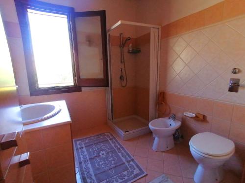 クストナーチにあるVilla Francescaのバスルーム(トイレ、シャワー、シンク付)