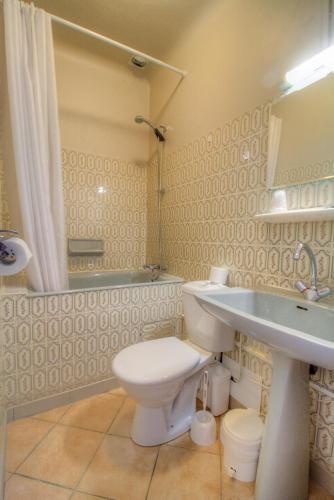 une salle de bain avec toilettes et lavabo dans l'établissement Les Cimes, à Gavarnie