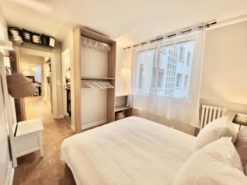 Ένα ή περισσότερα κρεβάτια σε δωμάτιο στο Apartment ParisNicoStay - Cosy 4 bedrooms flat Seine river