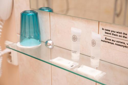 Avitar في ريغا: كونتر زجاجي مع وجود علامة في الحمام