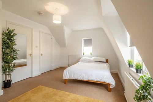a bedroom with a bed in a attic at Spacious 3 Bedroom Flat In HEART Of City Centre in Cambridge