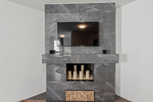 baño con chimenea de piedra y espejo en Stilvolles Zuhause mit Kamin, en Bruck an der Mur